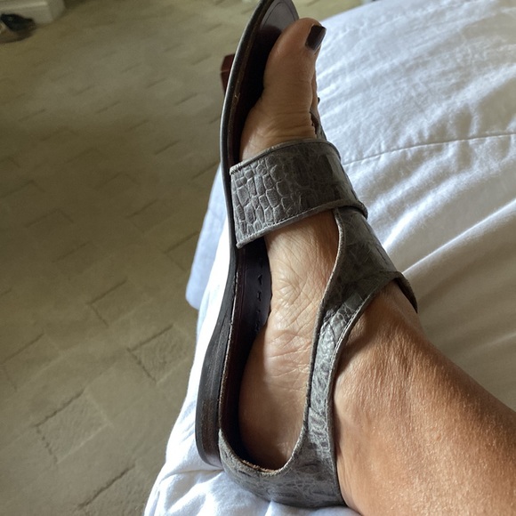 Leather sandals with thong toe and adjustable strap. Back of foot support - Picture 5 of 11